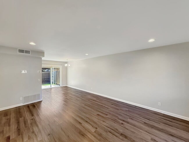 Building Photo - Great 2B/1BA Townhome in Escondido!