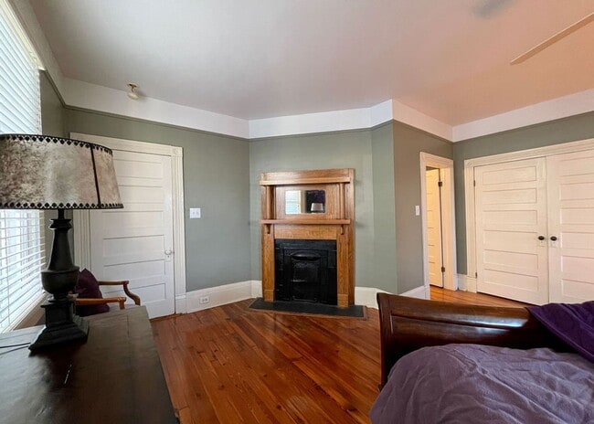 Building Photo - Available for lease May-September 2026. Stunning Fully-Furnished 3 BR/2.5 BA Available in the Hea...