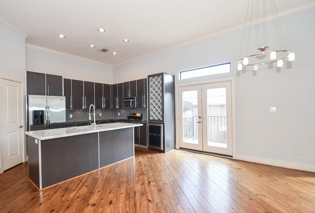 Building Photo - 748 W 16th St