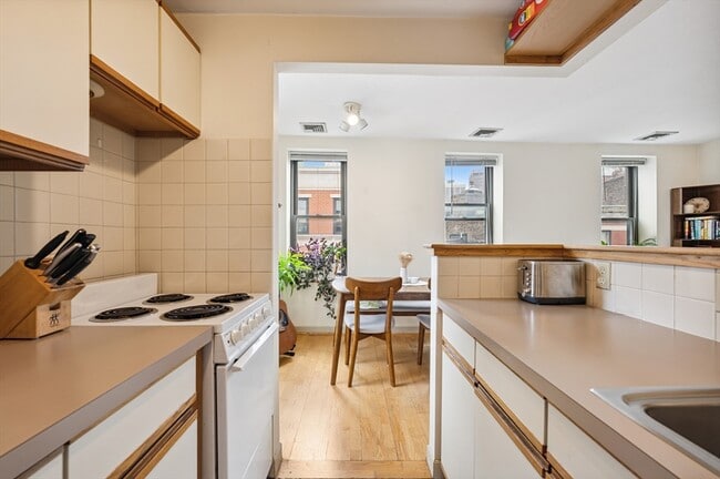 Building Photo - 5 Grove St