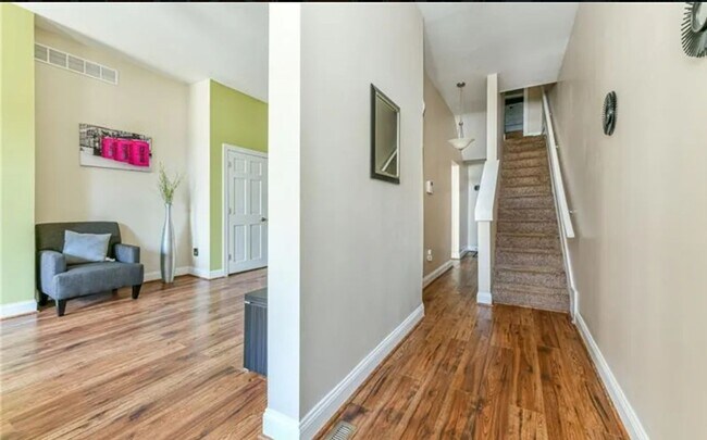 Building Photo - Gorgeous 3 bedroom townhome in Pittsburgh's Fineview Neighborhood