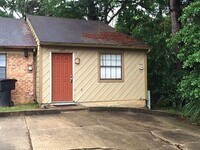 Building Photo - Perfect 1 Bedroom 1 Bathroom With Fenced I...