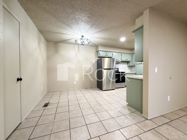 Building Photo - 7024 Woodlake Dr
