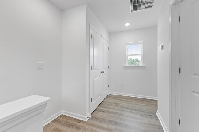 Building Photo - 1363 Landon Hills Dr