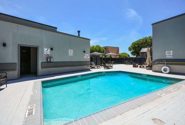Building Photo - 935 La Posada Dr