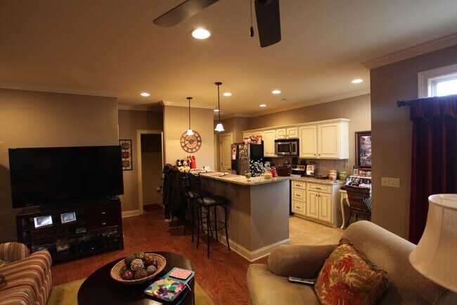 Building Photo - 3 Bed/3.5 Bath Runningvine Townhome Available in August!