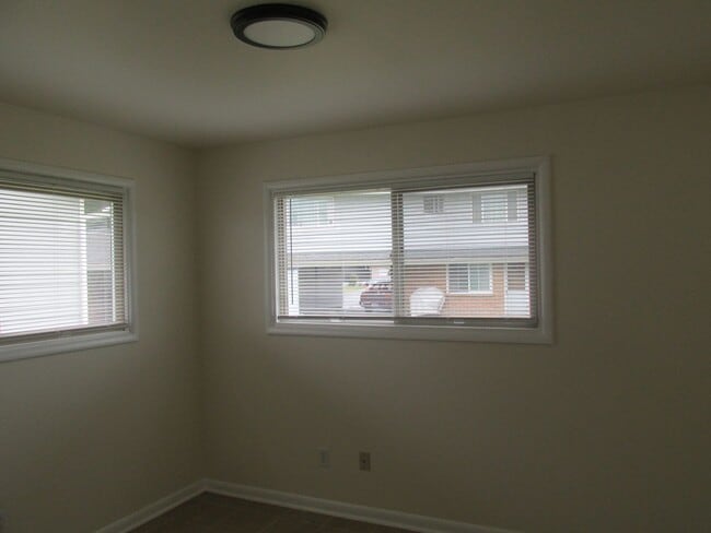 Building Photo - 2 Bedroom house in Burlington