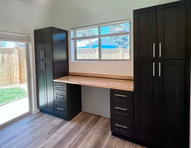 Building Photo - 2018-2018 SW Reindeer Ave