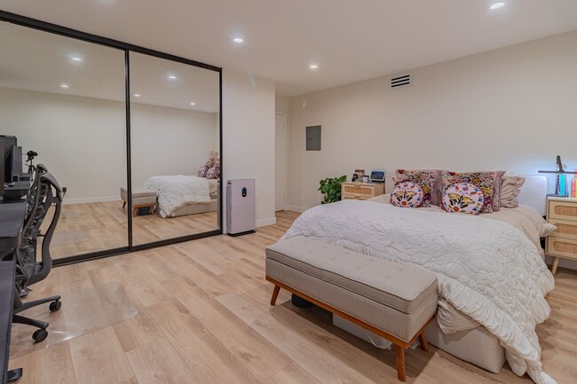 Building Photo - Beautifully remodeled top-floor 1b/1b cond...