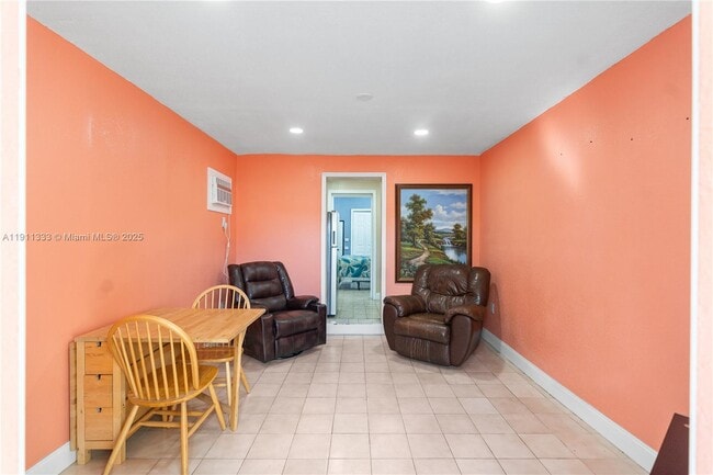 Building Photo - 570 W 46th Pl