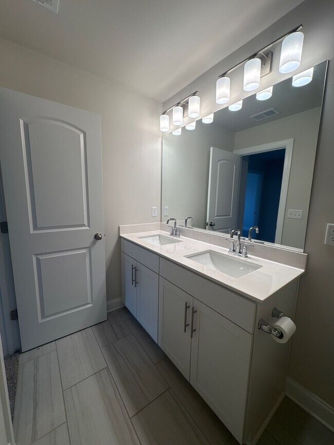 Building Photo - 3 Bedroom, 2.5 Bath and 2 Car Garage in Lebanon! $500 OFF FIRST FULL MONTH’S RENT!!