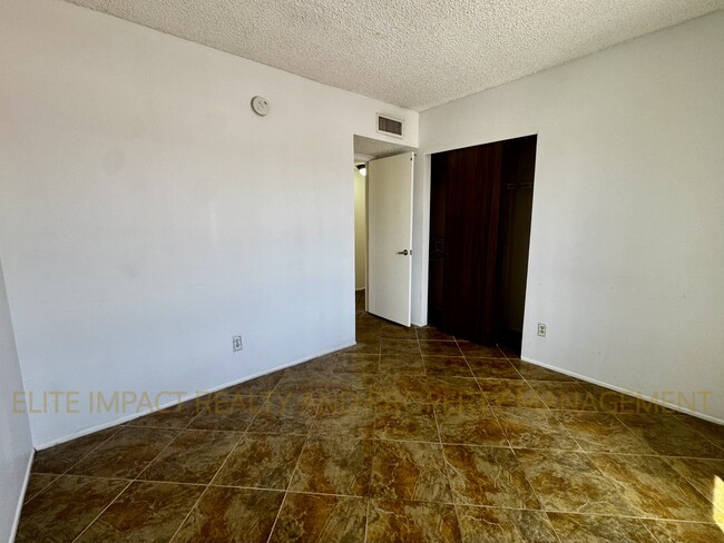 Building Photo - 9103 E Holmes St