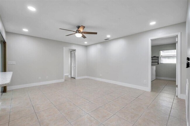 Building Photo - 8789 Maplewood Rd