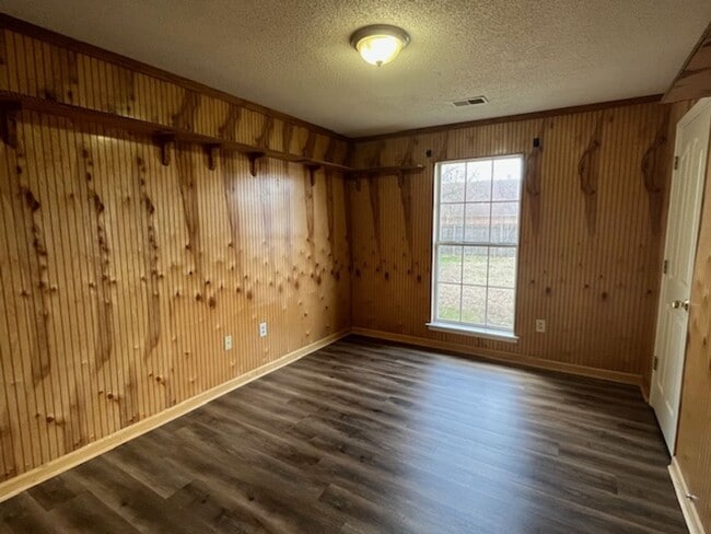 Building Photo - Renovated 4 Bedroom 2 Bath Home with 2 Car Garage for Rent!