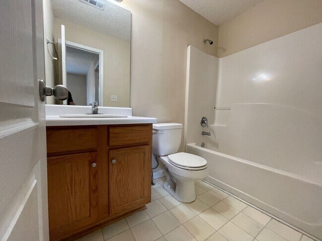 Building Photo - ROOMMATE MATCHING HOME ONLY! PRE-LEASING FOR AUGUST 1 2026! 1/2 Off Deposit!