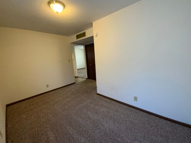 Building Photo - 560 NE Park Ln