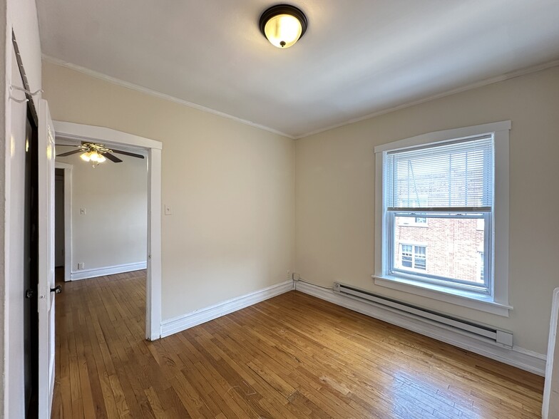 Building Photo - 850 W Cornelia Ave
