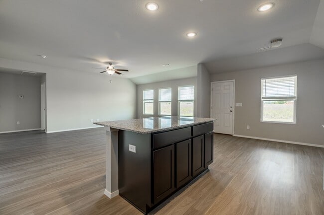 Building Photo - Large 4 Bedroom Home w/3 car Garage and Hu...