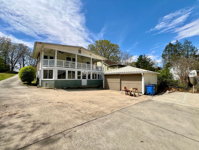 Building Photo - Charming 2 Bedroom Home - All utilities in...