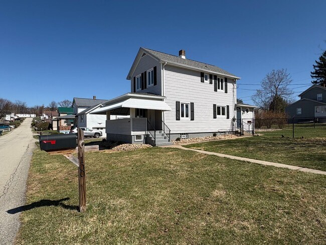 Building Photo - BEAUTIFULLY UPDATED 2 Bedroom / 1.5 Bath home in Penn Trafford School District