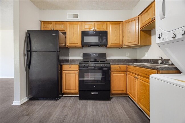 Building Photo - Welcome to Holmes Pointe Apartments!