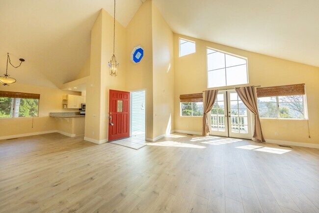 Building Photo - 3 Bedroom + Loft + Office Oceanside Home