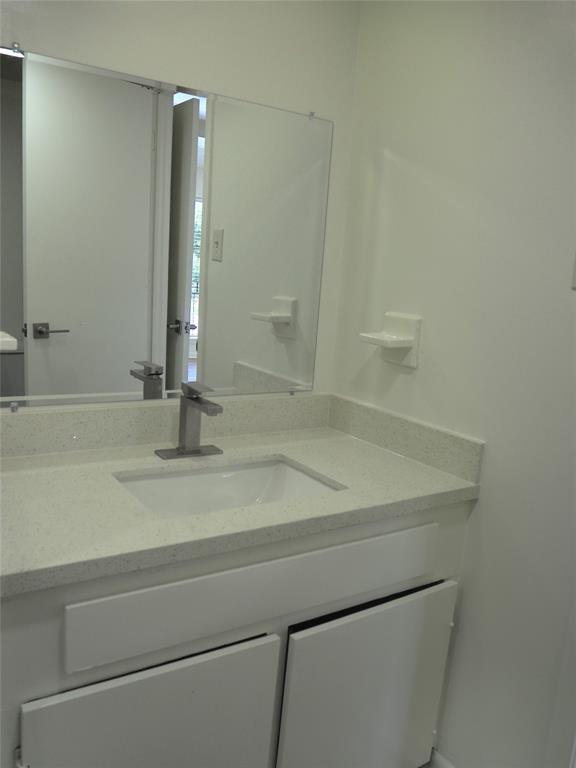 Building Photo - 4910 Saxon Dr