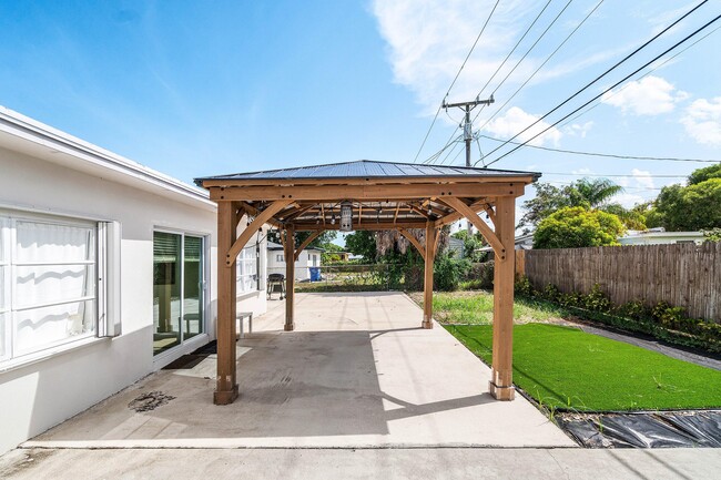 Building Photo - 403 S 13th Ct