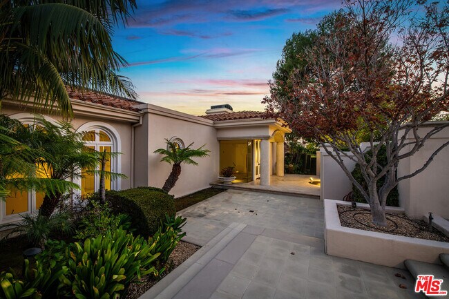 Building Photo - 1136 Calle Vista Dr