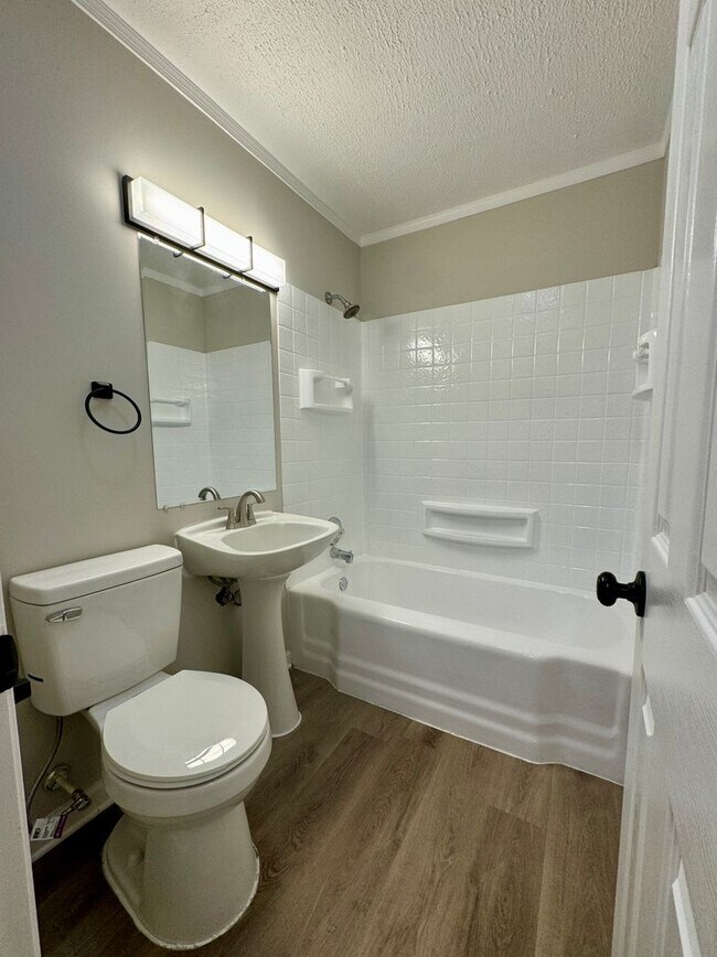 Building Photo - Lovely Ranch Home in a Great Area!