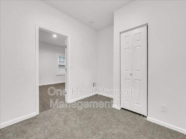 Building Photo - 324 N Hardesty