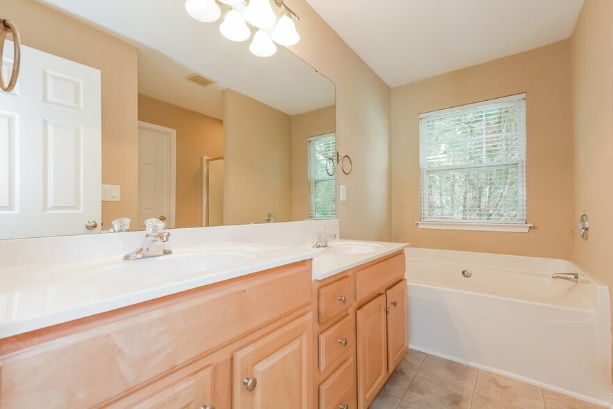 Building Photo - 6014 Colonial Garden Dr