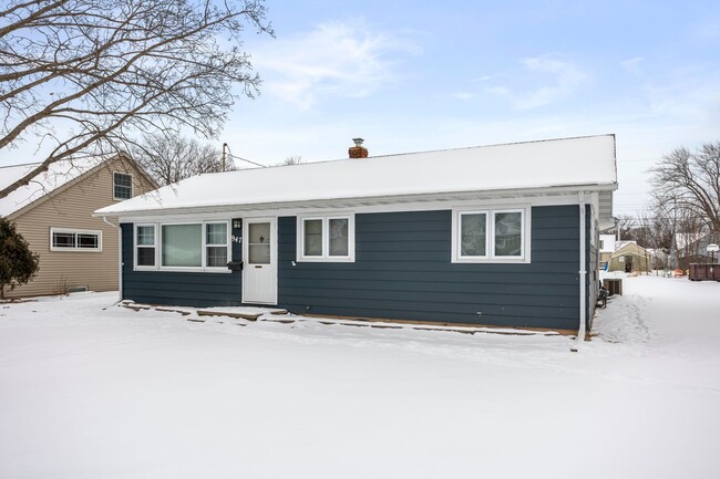 Building Photo - 3 Bedroom House in Neenah