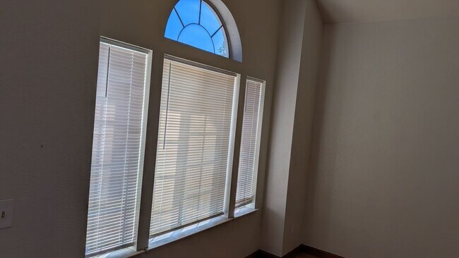 Building Photo - 321 Falcon Ct