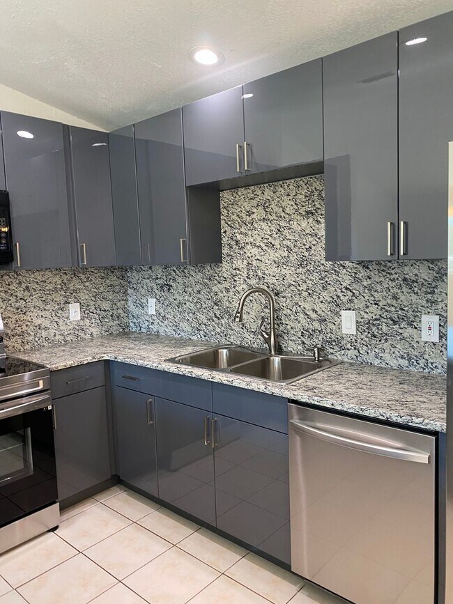Building Photo - FULLY RENOVATED and spacious 4-bedroom, 2-...
