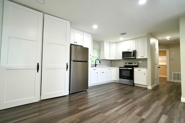 Building Photo - 885 Ruby Ave