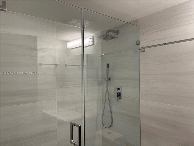 Building Photo - 540 Brickell Key Dr