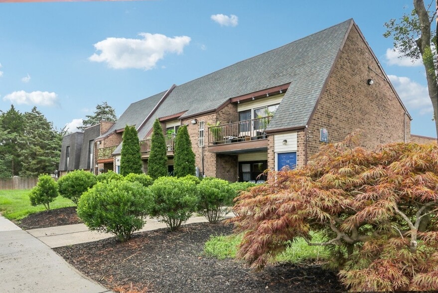 Primary Photo - The Crossings at Neshaminy Apartments