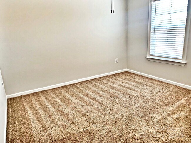 Building Photo - 7011 Kingfisher Way