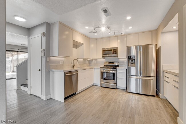 Building Photo - 3928 N Cobble Creek Ct
