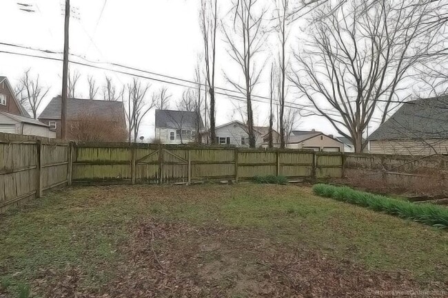 Building Photo - Available THIS SUMMER-Spacious Home Close to Campus