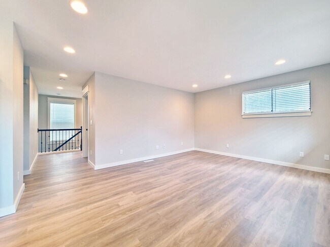 Building Photo - 2031 SE Ivon St