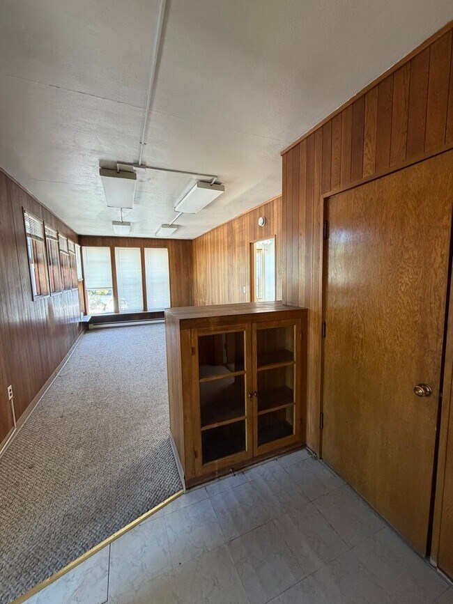 Building Photo - Super Cool Downtown Apartment!2 Bedroom, 1 Bathroom Apartment with Secure Entrance