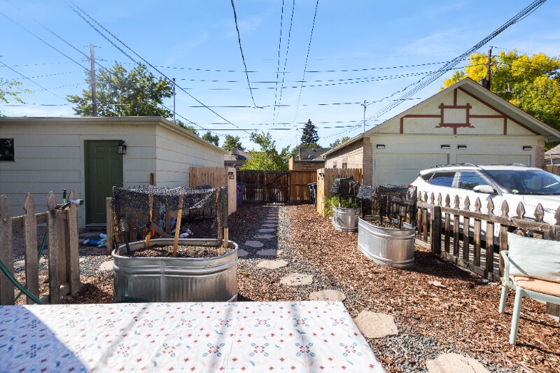 Building Photo - 1417 Quitman St