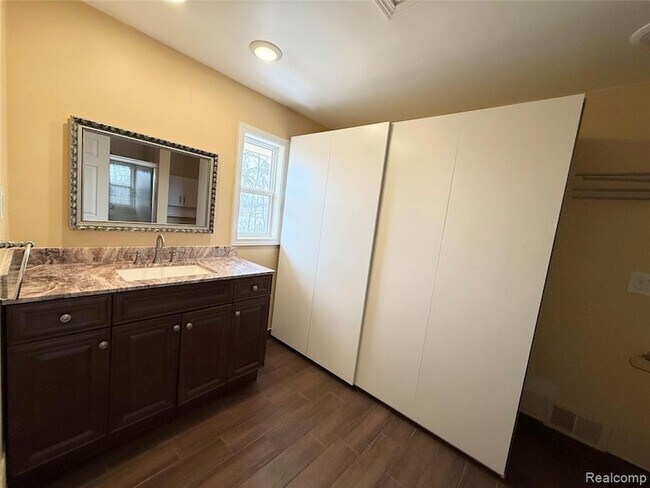 Building Photo - 6842 Indian Creek Dr