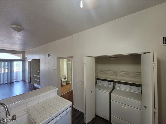 Building Photo - 3125 N Buffalo Dr