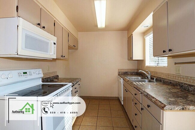 Building Photo - 1553 Bramble Pl