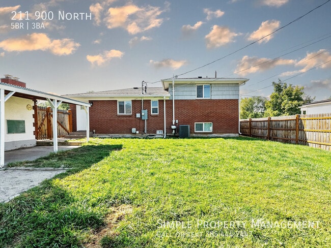 Building Photo - 211 900 N