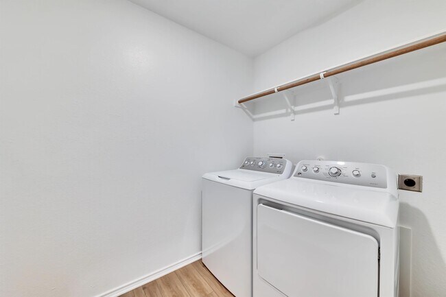 Building Photo - 113 River Rise Rd