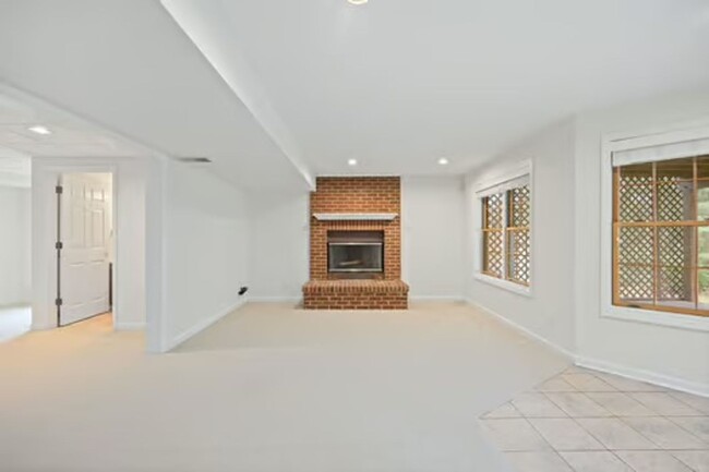 Building Photo - Silverton- Meticulous 4+ bedroom, 5ba, 2 car